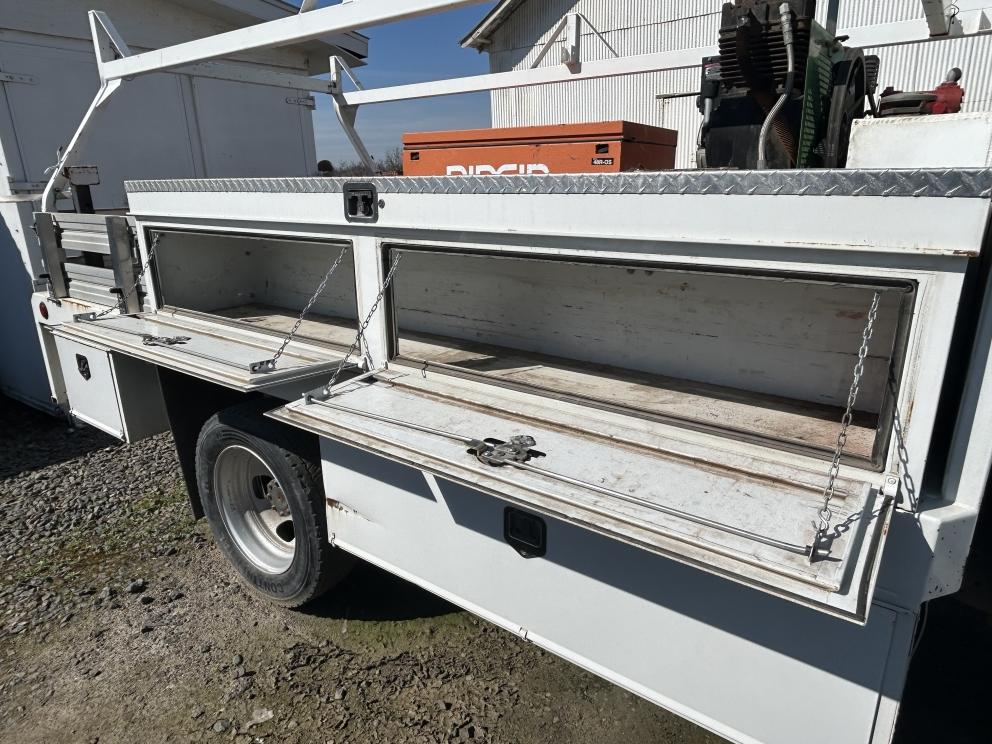 Image for 2017 Dodge 5500HD 4X4 Crew Cab Flatbed Truck