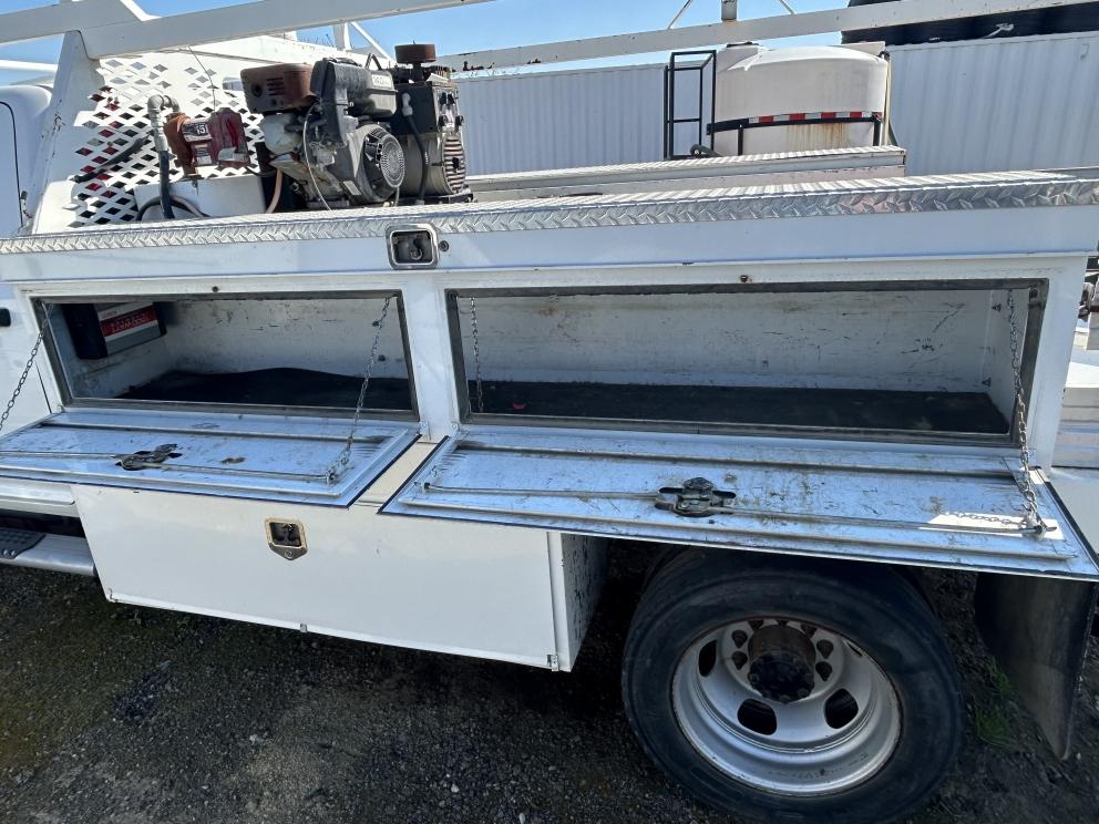 Image for 2016 Dodge 5500HD 4X4 Crew Cab Flatbed Truck