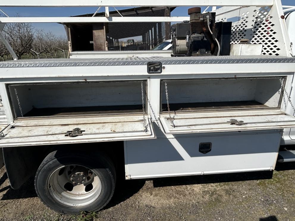 Image for 2016 Dodge 5500HD 4X4 Crew Cab Flatbed Truck