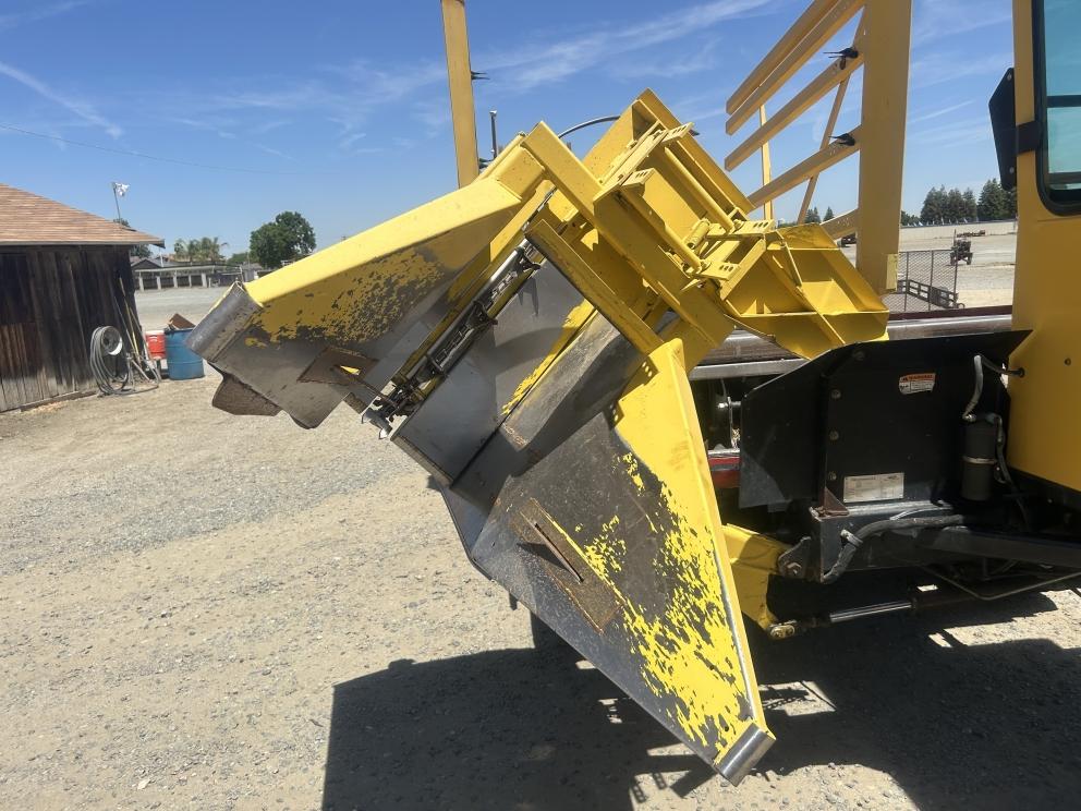 Image for 2011 New Holland H9880 Bale Wagon