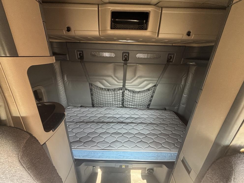 Image for 2016 Freightliner Cascadia T/A Sleeper Truck