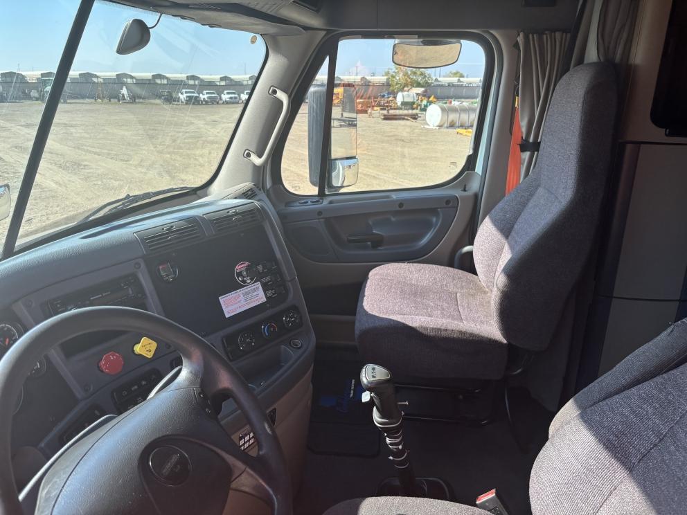 Image for 2016 Freightliner Cascadia T/A Sleeper Truck