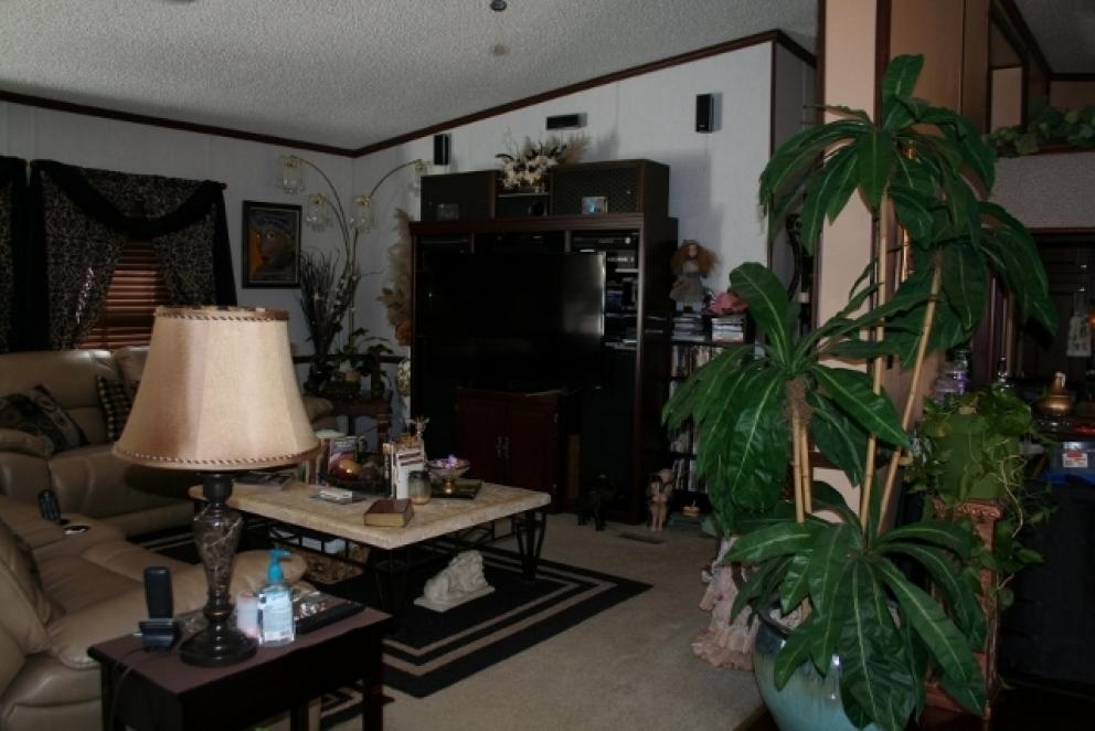 6.living main house (640x427)